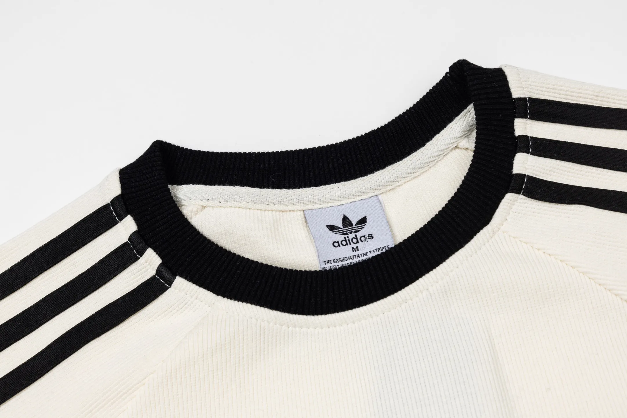 adidas Clover short-sleeved T-shirt Classic round neck design, threaded material, comfortable and Breathable, a must-have for spring and summer! Light Blue color with Black three stripes, simple and recognizable✨. Slim-fitting fit, suitable for daily commuting, leisure or sports. Jennie Same Style is very popular in the fashion circle🔥. Pair it with shorts or casual pants to easily get the Korean casual style! Style number: A 180# Color: Cream White Blue Size: S M L XL